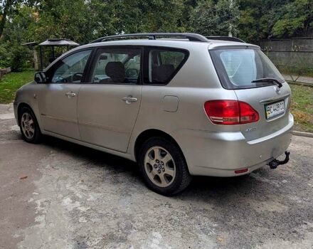 Серый Тойота Авенсис Версо, объемом двигателя 2 л и пробегом 395 тыс. км за 5250 $, фото 2 на Automoto.ua