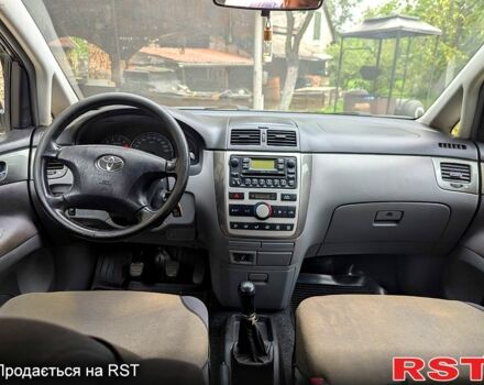 Серый Тойота Авенсис Версо, объемом двигателя 2 л и пробегом 395 тыс. км за 5250 $, фото 12 на Automoto.ua