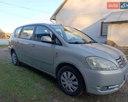 Серый Тойота Авенсис Версо, объемом двигателя 2 л и пробегом 370 тыс. км за 5500 $, фото 2 на Automoto.ua