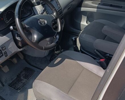 Сірий Тойота Авенсіс Версо, об'ємом двигуна 2 л та пробігом 311 тис. км за 6000 $, фото 4 на Automoto.ua