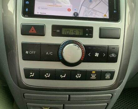 Серый Тойота Авенсис Версо, объемом двигателя 2 л и пробегом 256 тыс. км за 5500 $, фото 22 на Automoto.ua