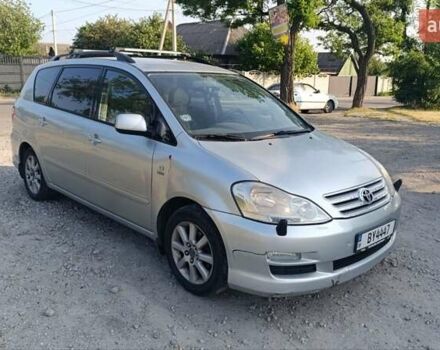 Серый Тойота Авенсис Версо, объемом двигателя 2 л и пробегом 231 тыс. км за 6300 $, фото 1 на Automoto.ua