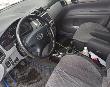 Серый Тойота Авенсис Версо, объемом двигателя 2 л и пробегом 240 тыс. км за 6500 $, фото 9 на Automoto.ua