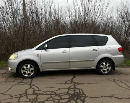 Серый Тойота Авенсис Версо, объемом двигателя 2 л и пробегом 330 тыс. км за 5249 $, фото 3 на Automoto.ua