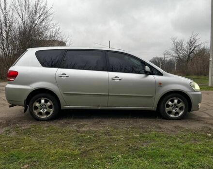 Серый Тойота Авенсис Версо, объемом двигателя 2 л и пробегом 330 тыс. км за 5249 $, фото 4 на Automoto.ua