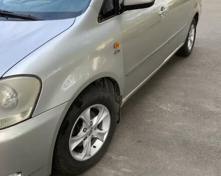 Серый Тойота Авенсис Версо, объемом двигателя 2 л и пробегом 256 тыс. км за 5500 $, фото 3 на Automoto.ua