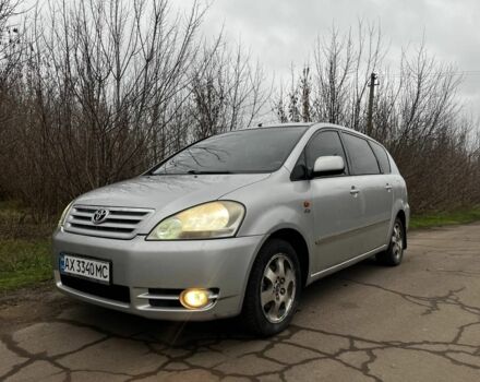 Серый Тойота Авенсис Версо, объемом двигателя 2 л и пробегом 330 тыс. км за 5249 $, фото 2 на Automoto.ua