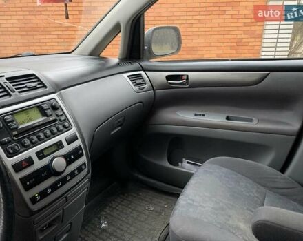 Серый Тойота Авенсис Версо, объемом двигателя 2 л и пробегом 267 тыс. км за 3880 $, фото 6 на Automoto.ua