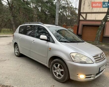 Серый Тойота Авенсис Версо, объемом двигателя 2 л и пробегом 267 тыс. км за 3880 $, фото 1 на Automoto.ua