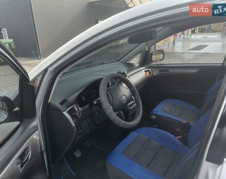 Серый Тойота Авенсис Версо, объемом двигателя 2 л и пробегом 273 тыс. км за 5700 $, фото 11 на Automoto.ua