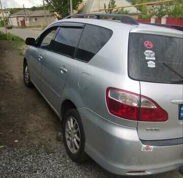 Серый Тойота Авенсис Версо, объемом двигателя 2 л и пробегом 240 тыс. км за 5100 $, фото 4 на Automoto.ua