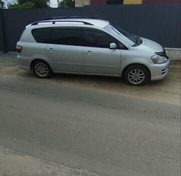 Серый Тойота Авенсис Версо, объемом двигателя 2 л и пробегом 240 тыс. км за 5100 $, фото 3 на Automoto.ua