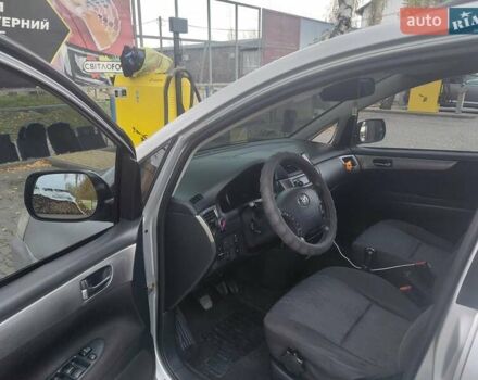 Серый Тойота Авенсис Версо, объемом двигателя 2 л и пробегом 273 тыс. км за 5700 $, фото 4 на Automoto.ua