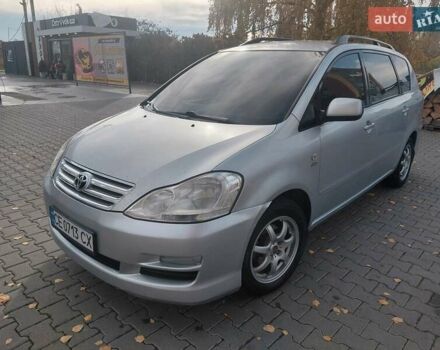 Серый Тойота Авенсис Версо, объемом двигателя 2 л и пробегом 273 тыс. км за 5700 $, фото 2 на Automoto.ua