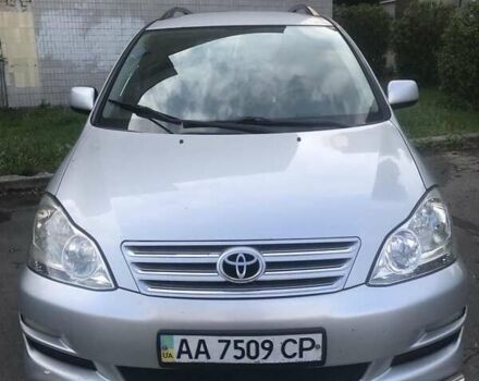 Серый Тойота Авенсис Версо, объемом двигателя 2 л и пробегом 349 тыс. км за 6000 $, фото 2 на Automoto.ua