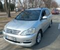 Сірий Тойота Авенсіс Версо, об'ємом двигуна 2 л та пробігом 320 тис. км за 5600 $, фото 1 на Automoto.ua