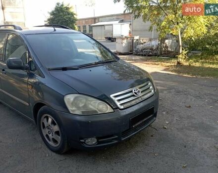 Сірий Тойота Авенсіс Версо, об'ємом двигуна 2 л та пробігом 380 тис. км за 5500 $, фото 1 на Automoto.ua