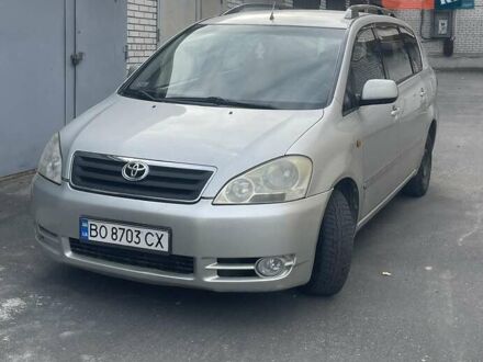 Серый Тойота Авенсис Версо, объемом двигателя 2 л и пробегом 287 тыс. км за 3500 $, фото 1 на Automoto.ua