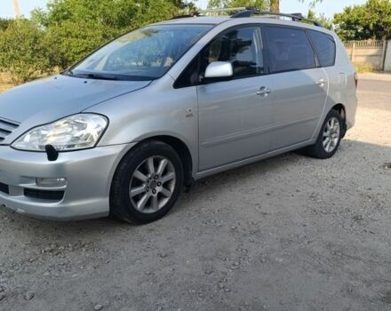 Серый Тойота Авенсис Версо, объемом двигателя 2 л и пробегом 231 тыс. км за 5600 $, фото 1 на Automoto.ua