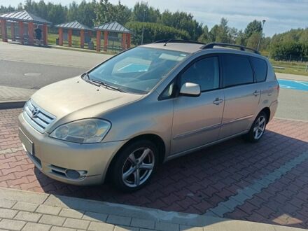 Серый Тойота Авенсис Версо, объемом двигателя 2 л и пробегом 305 тыс. км за 2644 $, фото 1 на Automoto.ua