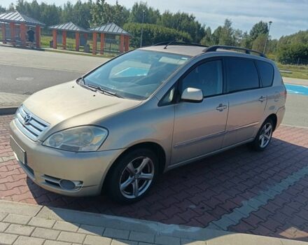 Серый Тойота Авенсис Версо, объемом двигателя 2 л и пробегом 305 тыс. км за 2644 $, фото 1 на Automoto.ua
