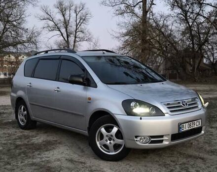 Серый Тойота Авенсис Версо, объемом двигателя 2 л и пробегом 240 тыс. км за 6500 $, фото 1 на Automoto.ua