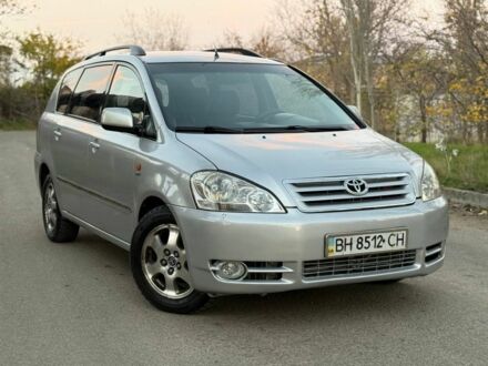 Серый Тойота Авенсис Версо, объемом двигателя 2 л и пробегом 240 тыс. км за 5000 $, фото 1 на Automoto.ua