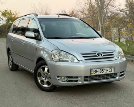 Серый Тойота Авенсис Версо, объемом двигателя 2 л и пробегом 240 тыс. км за 5000 $, фото 1 на Automoto.ua