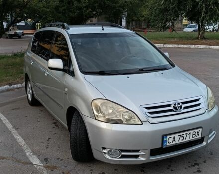 Серый Тойота Авенсис Версо, объемом двигателя 2 л и пробегом 388 тыс. км за 5200 $, фото 1 на Automoto.ua