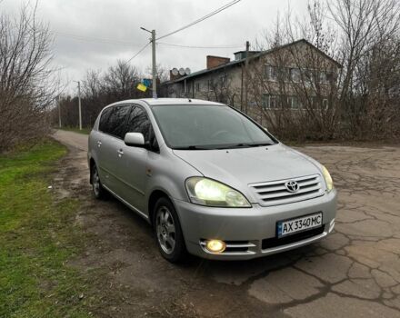 Серый Тойота Авенсис Версо, объемом двигателя 2 л и пробегом 330 тыс. км за 5249 $, фото 1 на Automoto.ua