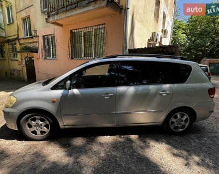 Серый Тойота Авенсис Версо, объемом двигателя 2 л и пробегом 226 тыс. км за 6500 $, фото 1 на Automoto.ua