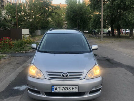 Тойота Авенсис Версо 2004 в Киеве на Automoto.ua Серый Тойота Авенсис Версо, объемом двигателя 2 л и пробегом 300 тыс. км за 5200 $, фото 1 на Automoto.ua