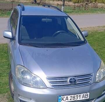 Сірий Тойота Авенсіс Версо, об'ємом двигуна 2 л та пробігом 222 тис. км за 5400 $, фото 1 на Automoto.ua