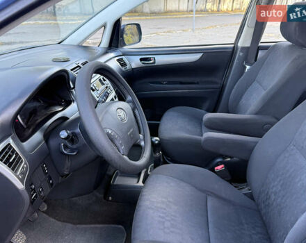 Синий Тойота Авенсис Версо, объемом двигателя 2 л и пробегом 336 тыс. км за 5350 $, фото 16 на Automoto.ua