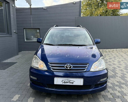 Синий Тойота Авенсис Версо, объемом двигателя 2 л и пробегом 373 тыс. км за 3650 $, фото 1 на Automoto.ua