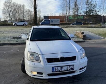 Белый Тойота Авенсис, объемом двигателя 2 л и пробегом 222 тыс. км за 2450 $, фото 1 на Automoto.ua