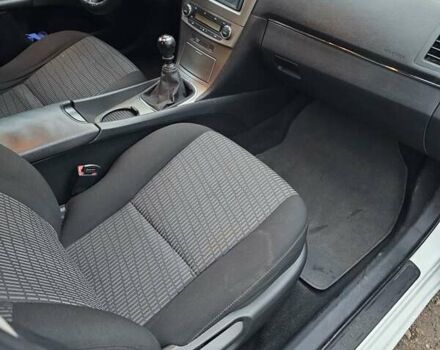 Белый Тойота Авенсис, объемом двигателя 1.8 л и пробегом 205 тыс. км за 9999 $, фото 11 на Automoto.ua
