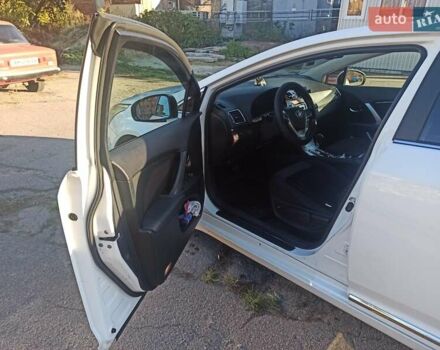 Белый Тойота Авенсис, объемом двигателя 1.8 л и пробегом 255 тыс. км за 9500 $, фото 4 на Automoto.ua