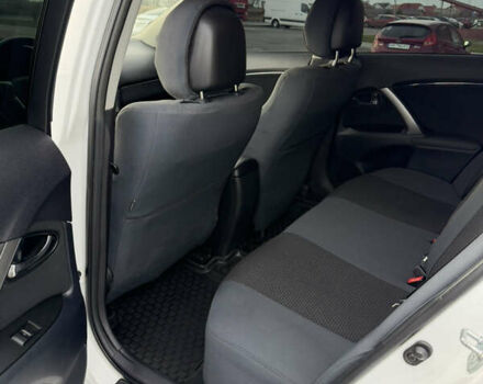 Белый Тойота Авенсис, объемом двигателя 1.8 л и пробегом 40 тыс. км за 12800 $, фото 13 на Automoto.ua