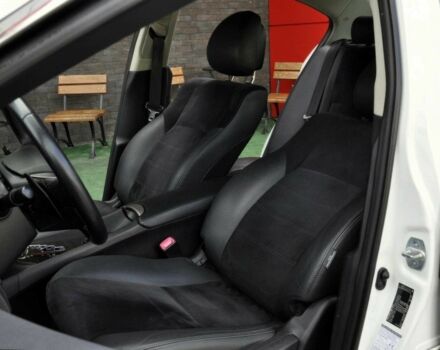 Белый Тойота Авенсис, объемом двигателя 2 л и пробегом 82 тыс. км за 8300 $, фото 7 на Automoto.ua