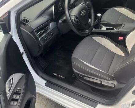 Белый Тойота Авенсис, объемом двигателя 1.6 л и пробегом 199 тыс. км за 14000 $, фото 2 на Automoto.ua