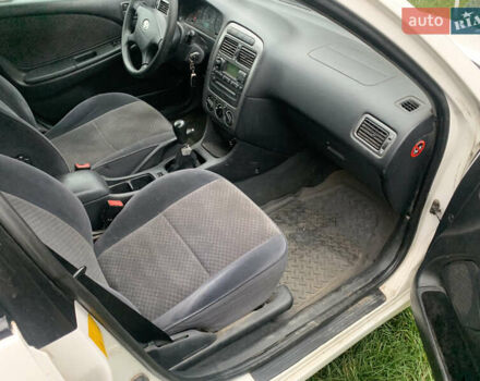 Белый Тойота Авенсис, объемом двигателя 2 л и пробегом 250 тыс. км за 3600 $, фото 8 на Automoto.ua