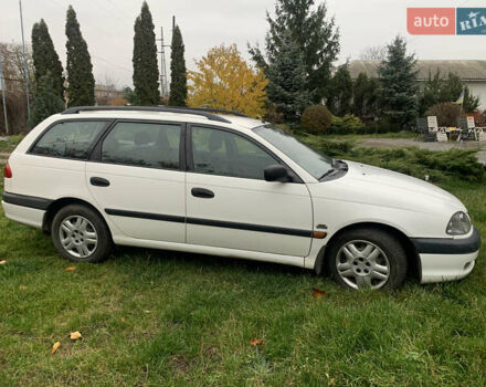 Белый Тойота Авенсис, объемом двигателя 2 л и пробегом 250 тыс. км за 3600 $, фото 4 на Automoto.ua