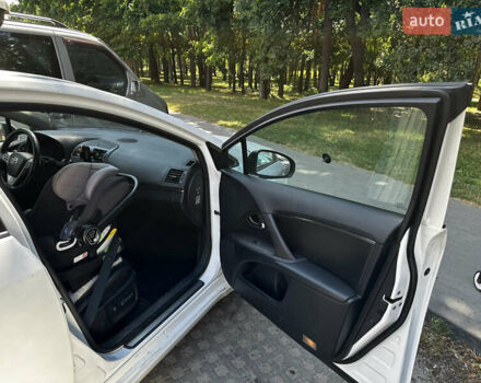 Білий Тойота Авенсіс, об'ємом двигуна 2.23 л та пробігом 226 тис. км за 9100 $, фото 9 на Automoto.ua
