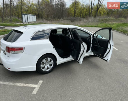 Белый Тойота Авенсис, объемом двигателя 2 л и пробегом 255 тыс. км за 8100 $, фото 15 на Automoto.ua