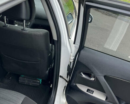 Белый Тойота Авенсис, объемом двигателя 2 л и пробегом 255 тыс. км за 8100 $, фото 11 на Automoto.ua