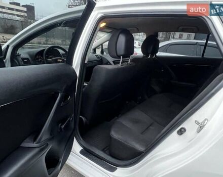 Белый Тойота Авенсис, объемом двигателя 1.8 л и пробегом 227 тыс. км за 7700 $, фото 7 на Automoto.ua