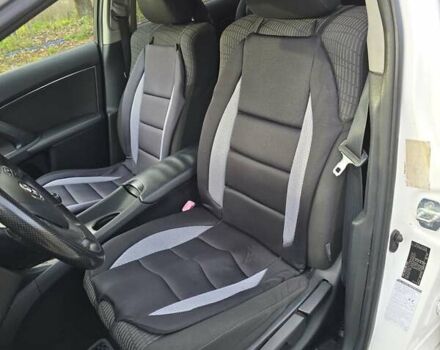 Белый Тойота Авенсис, объемом двигателя 1.99 л и пробегом 277 тыс. км за 9900 $, фото 3 на Automoto.ua