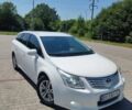 Белый Тойота Авенсис, объемом двигателя 2 л и пробегом 244 тыс. км за 7900 $, фото 1 на Automoto.ua