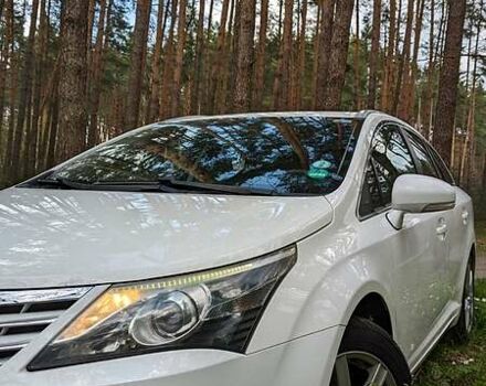 Белый Тойота Авенсис, объемом двигателя 2.2 л и пробегом 235 тыс. км за 9999 $, фото 2 на Automoto.ua